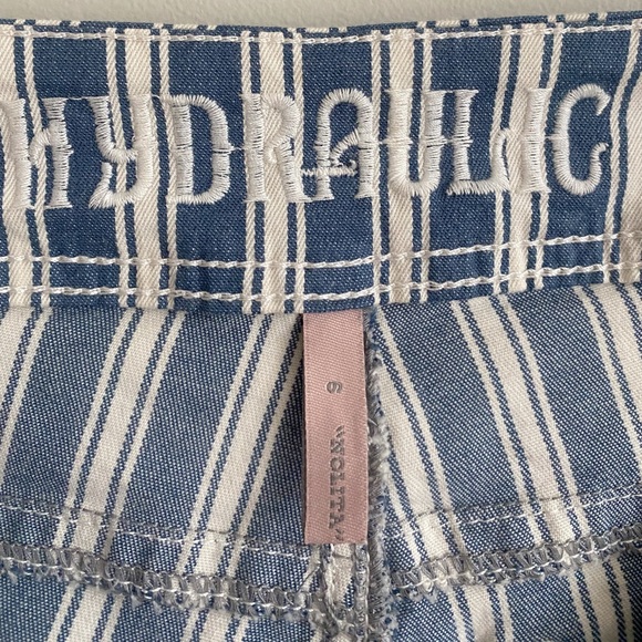 Striped jean shorts,Hydraulic collection curve short, size women’s 6 - Picture 5 of 5